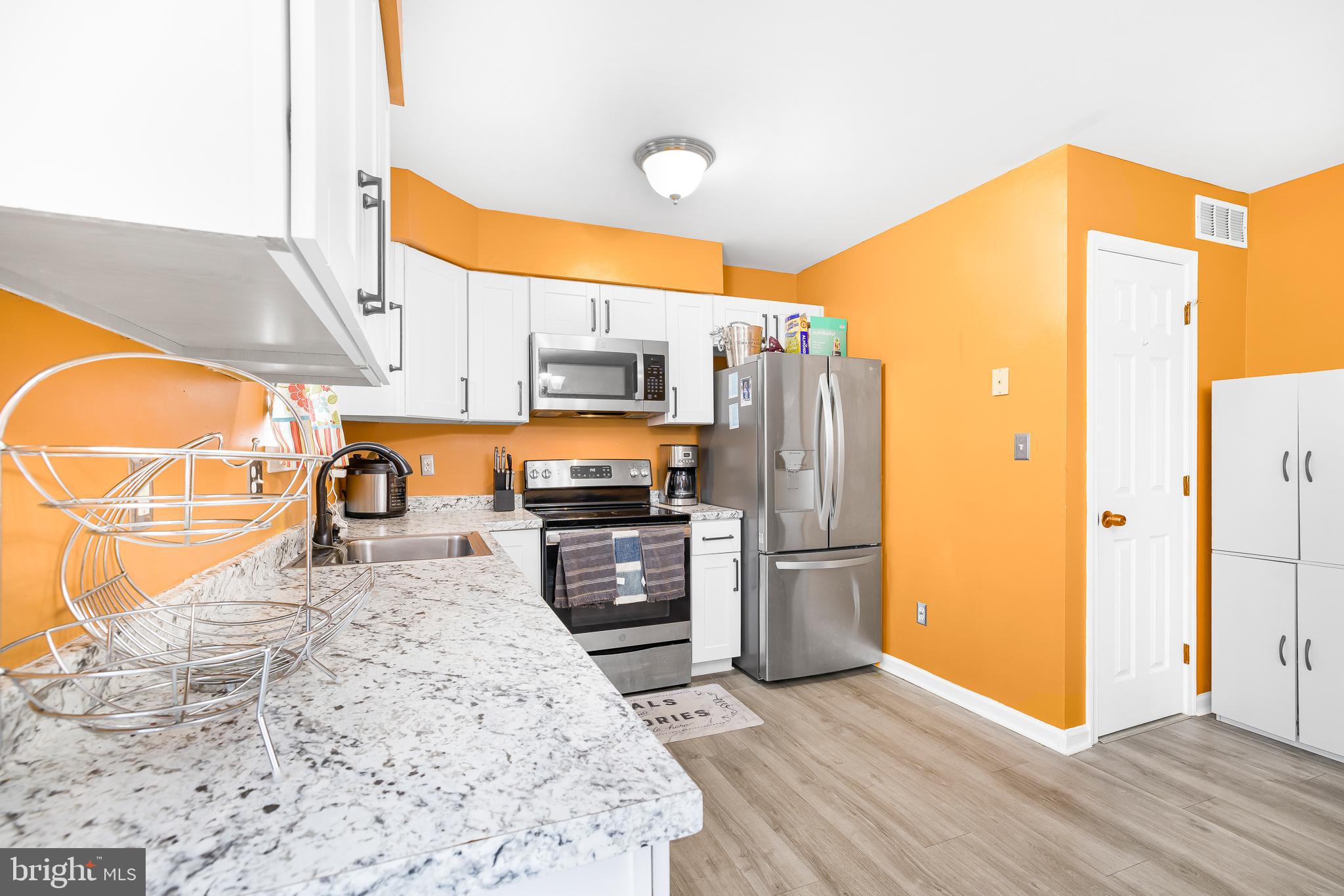 286 Vincent Circle Middletown, DE 19709 - Photo 9 of 29 a kitchen with stainless steel appliances granite countertop a refrigerator a stove and a sink