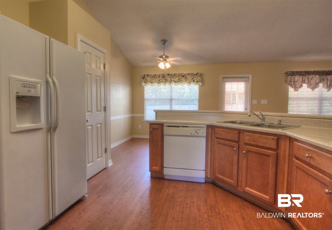 12411 Venice Boulevard Foley, AL 36535 - Photo 6 of 16 kitchen