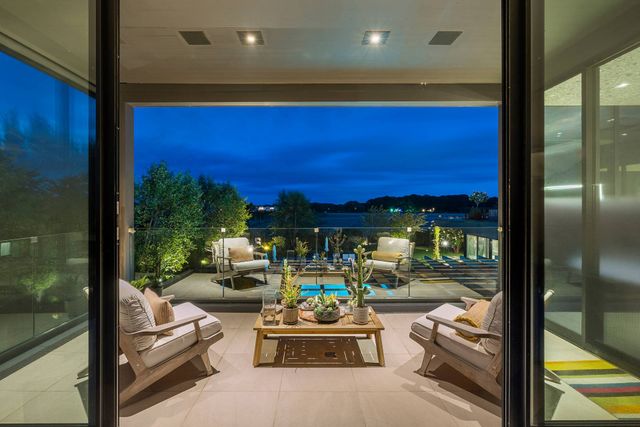 a picture of a bench in a picture