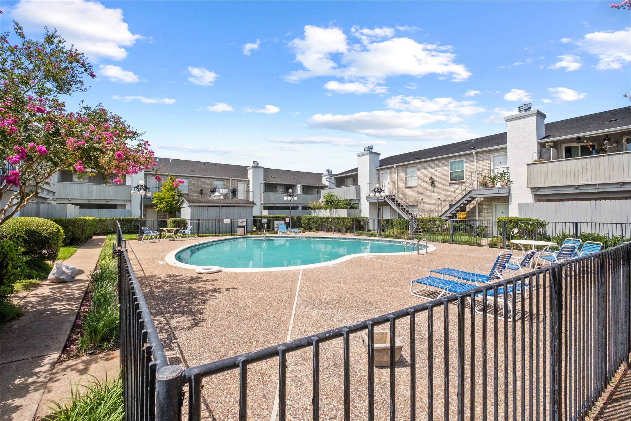 8787 Brae Acres Road, Unit 903 Houston, TX 77074 - Photo 11 of 15 a view of a backyard and a patio