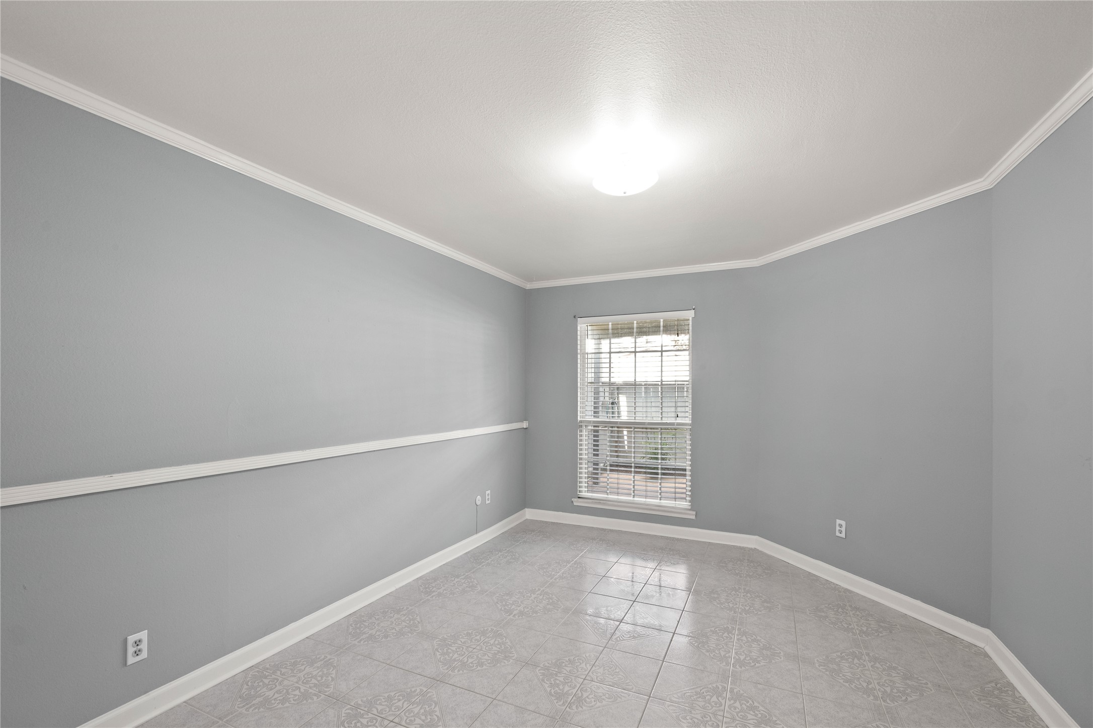 8787 Brae Acres Road, Unit 903 Houston, TX 77074 - Photo 3 of 15 an empty room with windows
