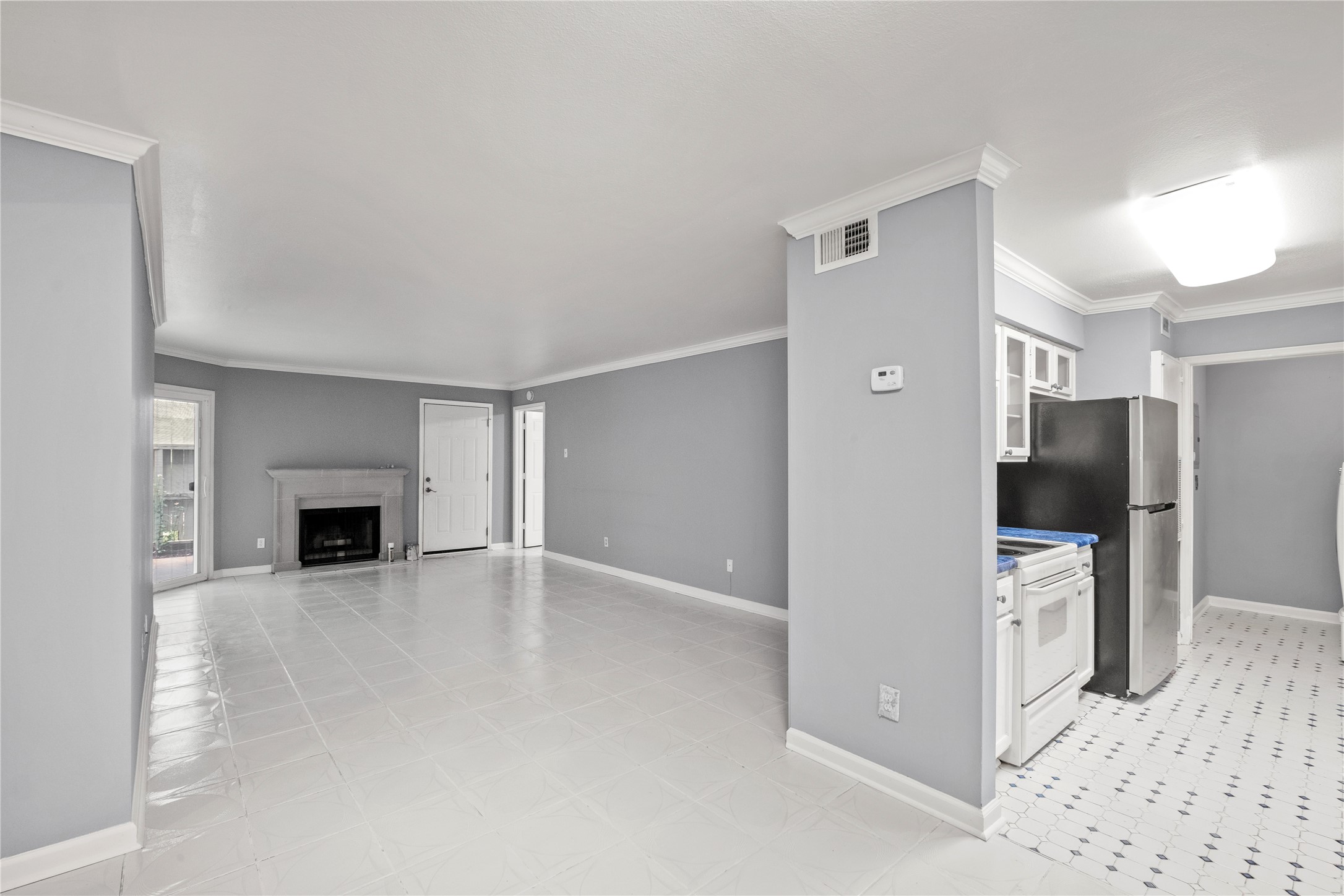 8787 Brae Acres Road, Unit 903 Houston, TX 77074 - Photo 5 of 15 a view of a livingroom with a fireplace and chandelier