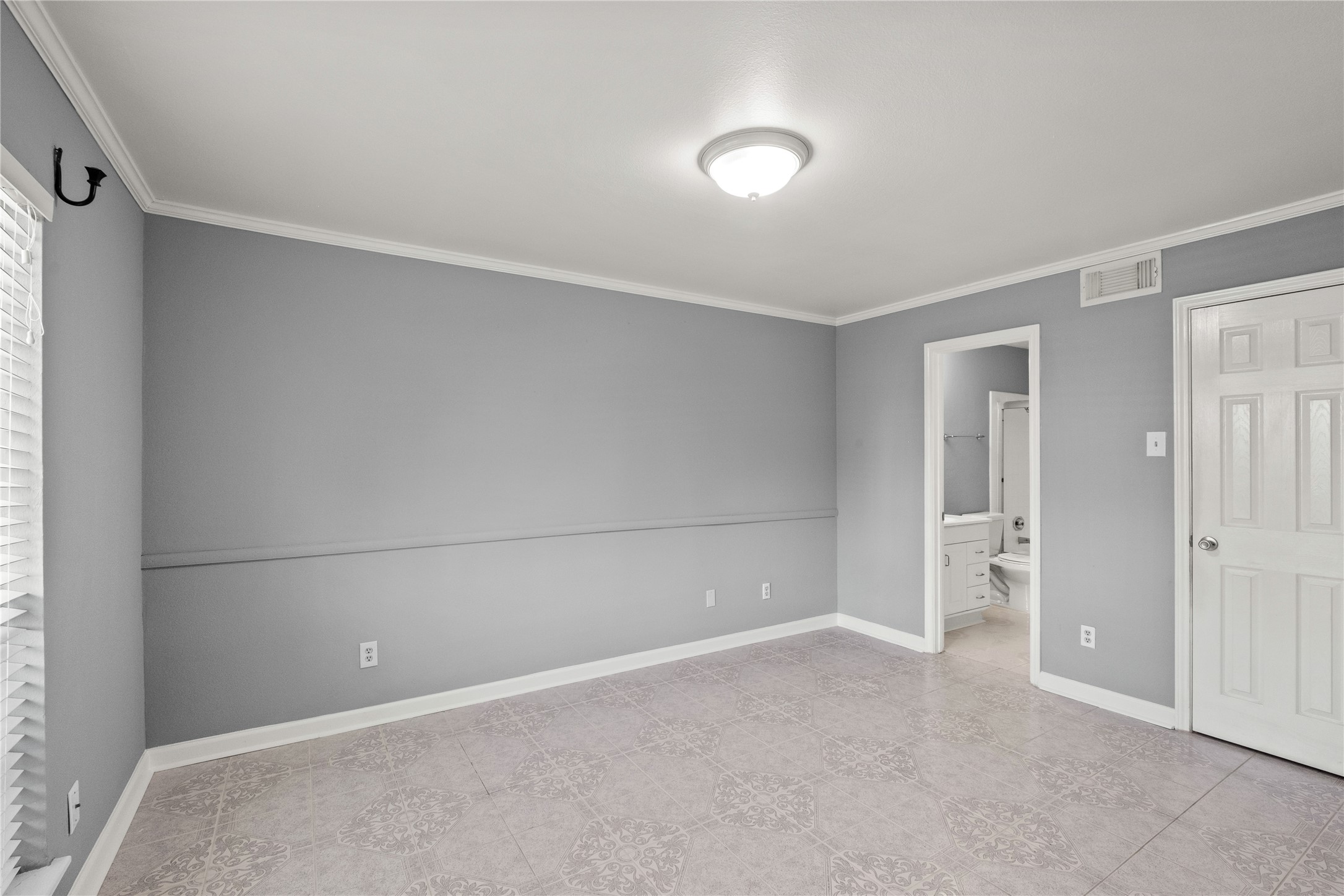 8787 Brae Acres Road, Unit 903 Houston, TX 77074 - Photo 9 of 15 a view of an empty room