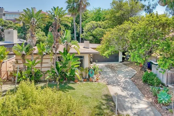 a view of yard with green space