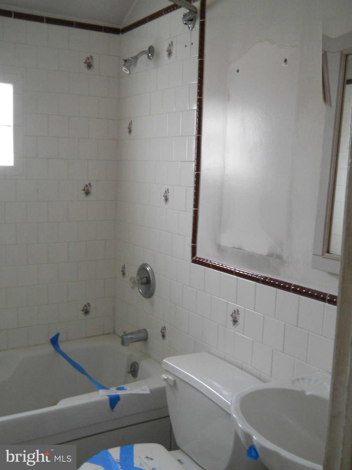 912 Arncliffe Road Baltimore, MD 21221 - Photo 10 of 13 Bath