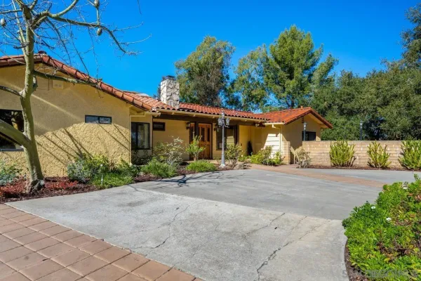 a view of a house with a backyard