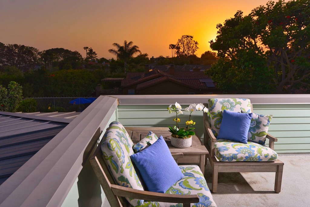 441 Oceanview Terrace Encinitas, CA 92024 - Photo 29 of 34 a view of a chairs in a balcony
