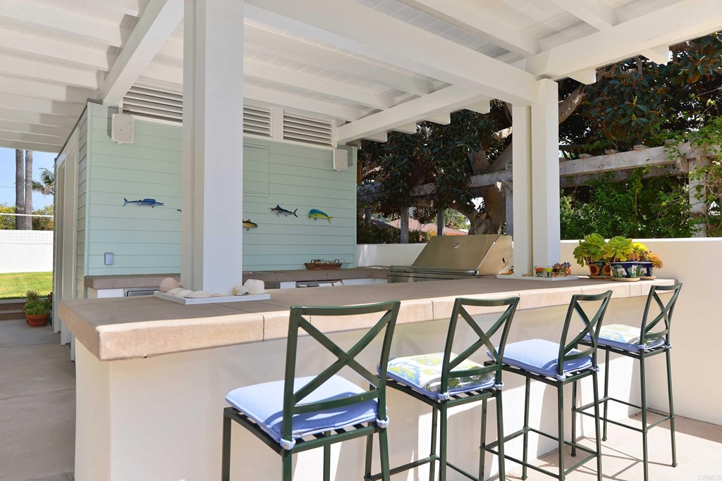 441 Oceanview Terrace Encinitas, CA 92024 - Photo 33 of 34 a view of a patio with table and chairs and potted plants