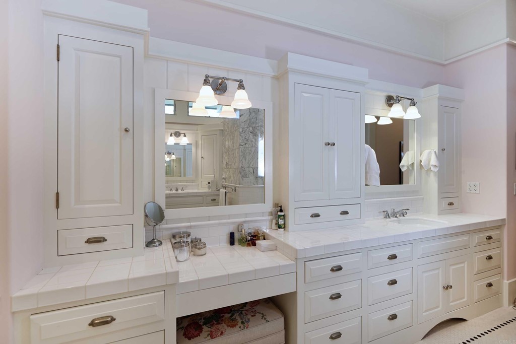 441 Oceanview Terrace Encinitas, CA 92024 - Photo 10 of 34 a bathroom with a double vanity sink mirror and bathtub