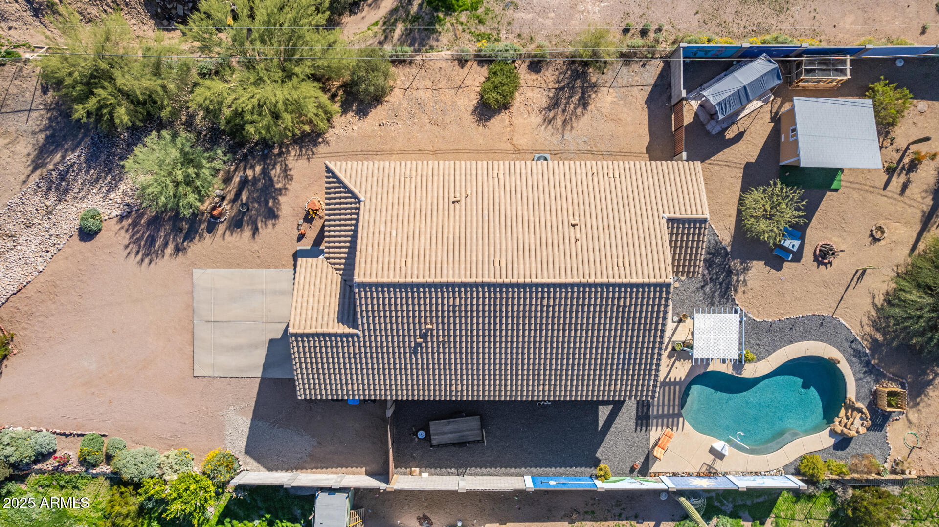 614 North Tomahawk Road Apache Junction, AZ 85119 - Photo 39 of 44 a front view of a house with garden