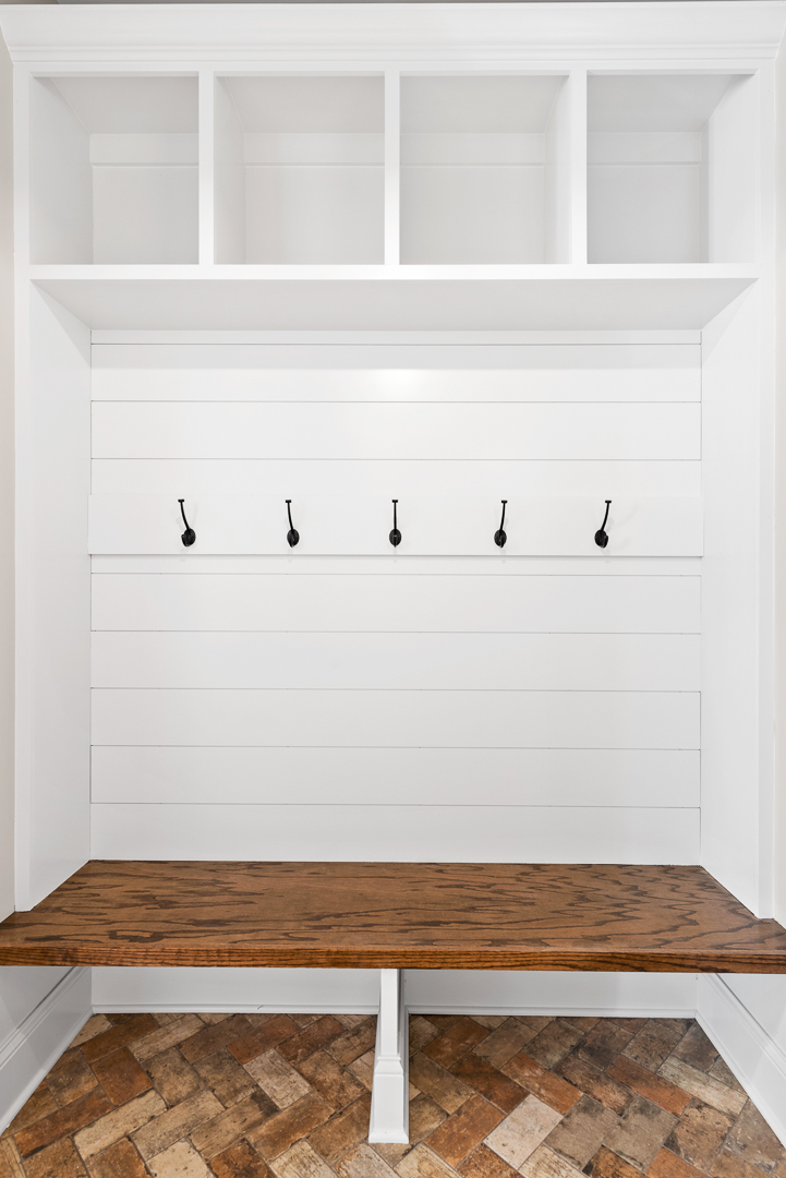 660 Eagle Street Naperville, IL 60563 - Photo 16 of 16 a view of a rug and cabinets