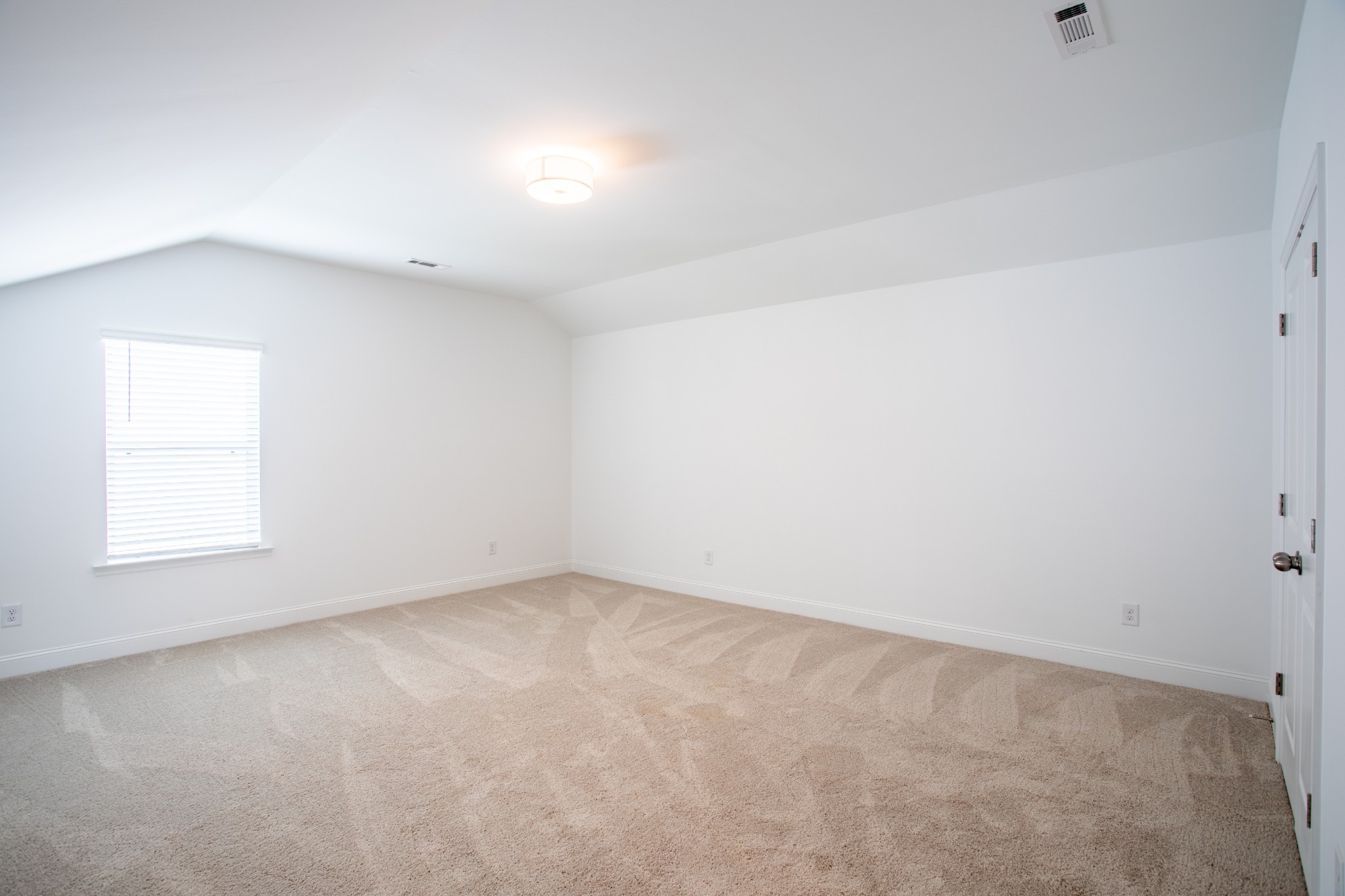4918 Dyno Loop Chattanooga, TN 37415 - Photo 16 of 17 an empty room with a window