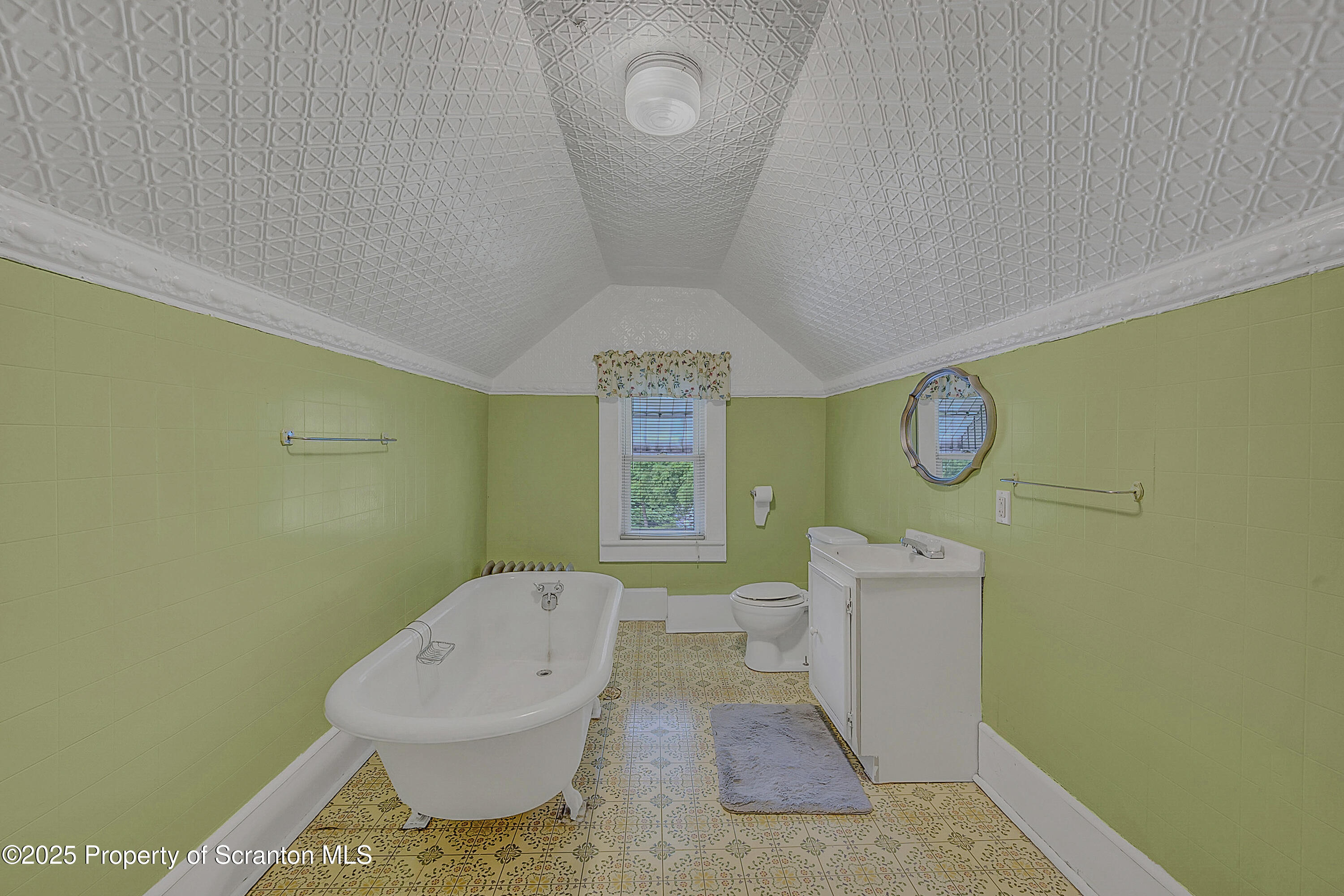 445 Leggett Street Scranton, PA 18508 - Photo 17 of 29 Full Bathroom
