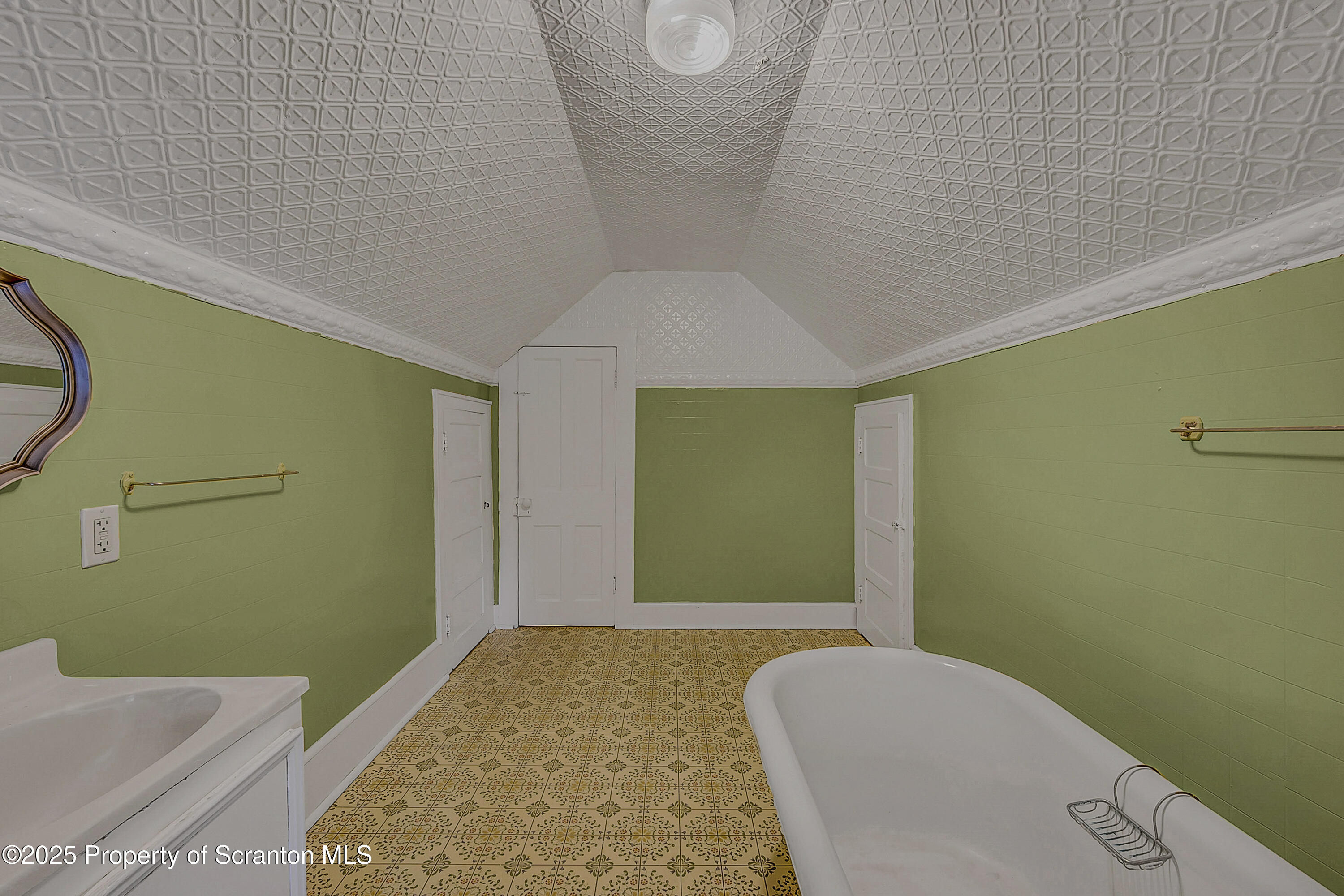 445 Leggett Street Scranton, PA 18508 - Photo 18 of 29 Full Bathroom