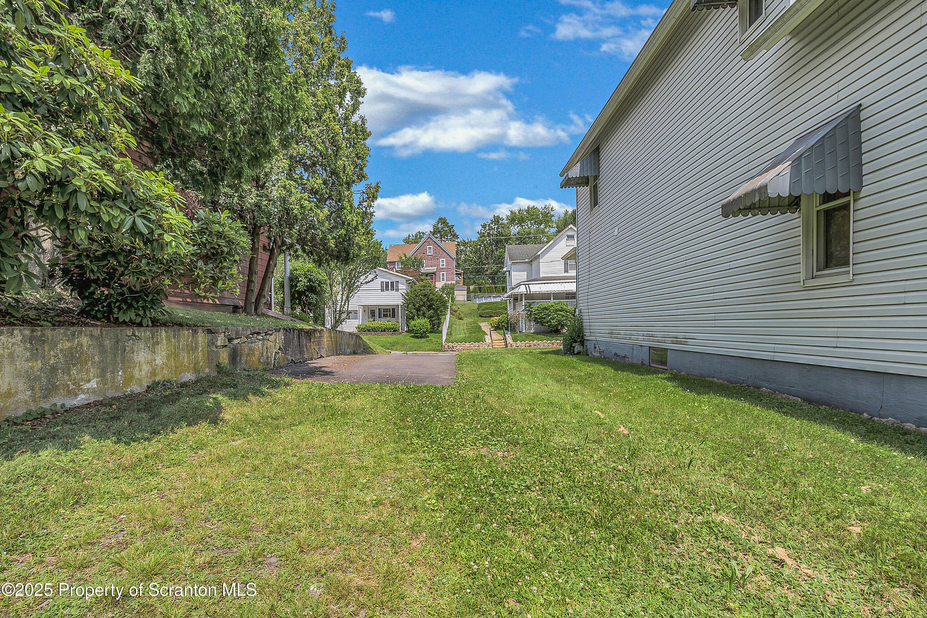 445 Leggett Street Scranton, PA 18508 - Photo 23 of 29 Side