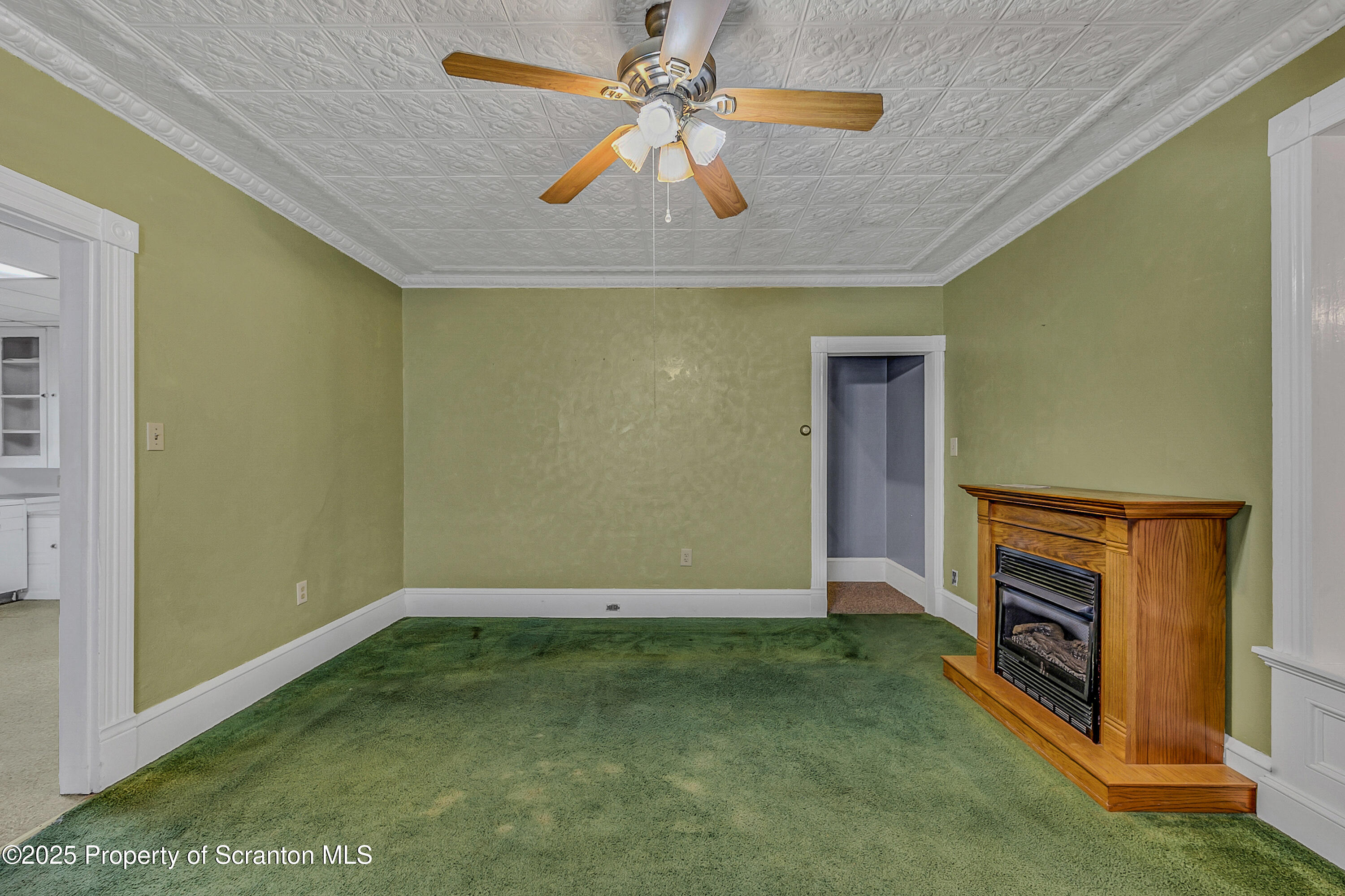 445 Leggett Street Scranton, PA 18508 - Photo 6 of 29 Living Room