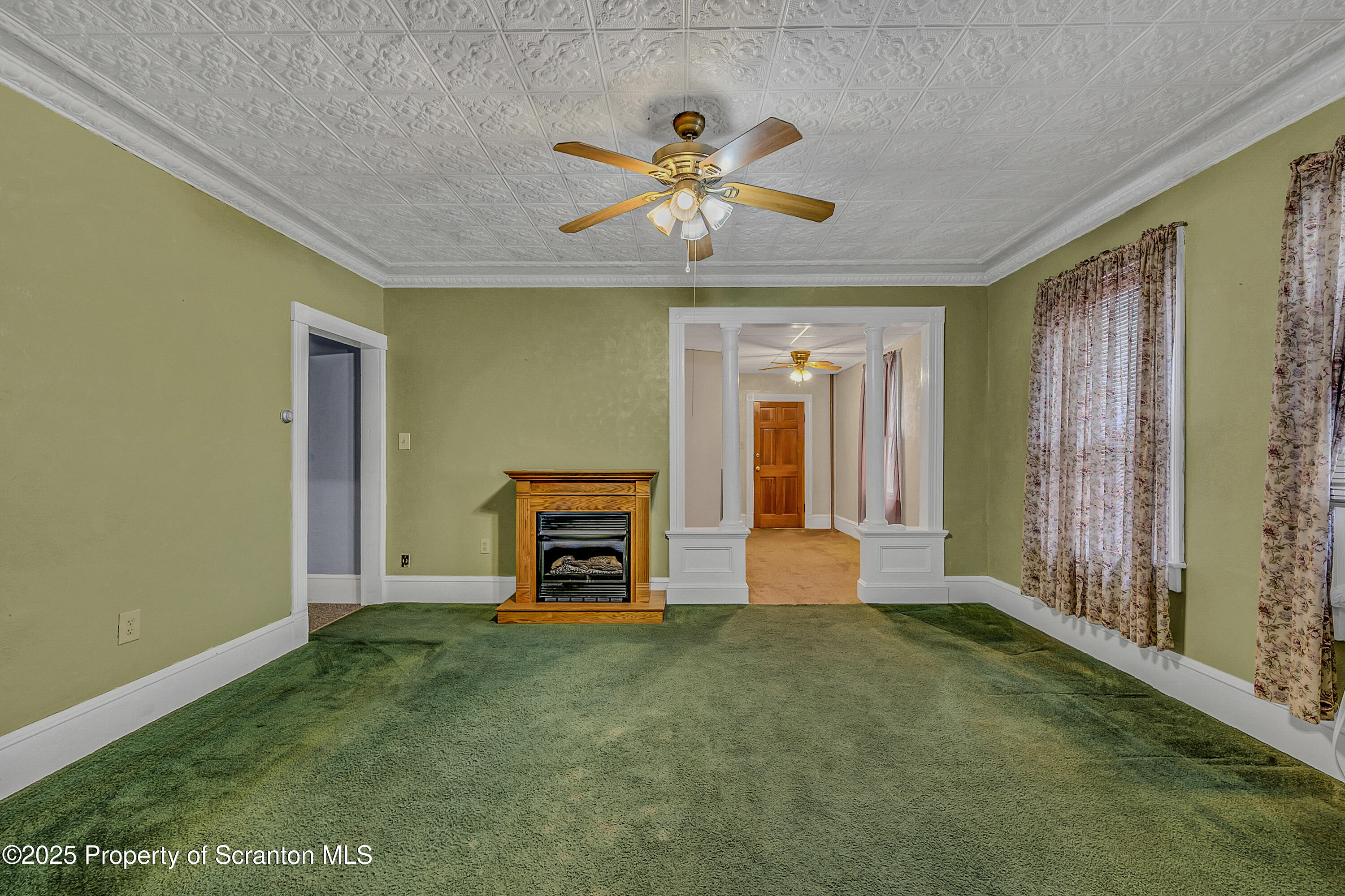 445 Leggett Street Scranton, PA 18508 - Photo 7 of 29 Living Room