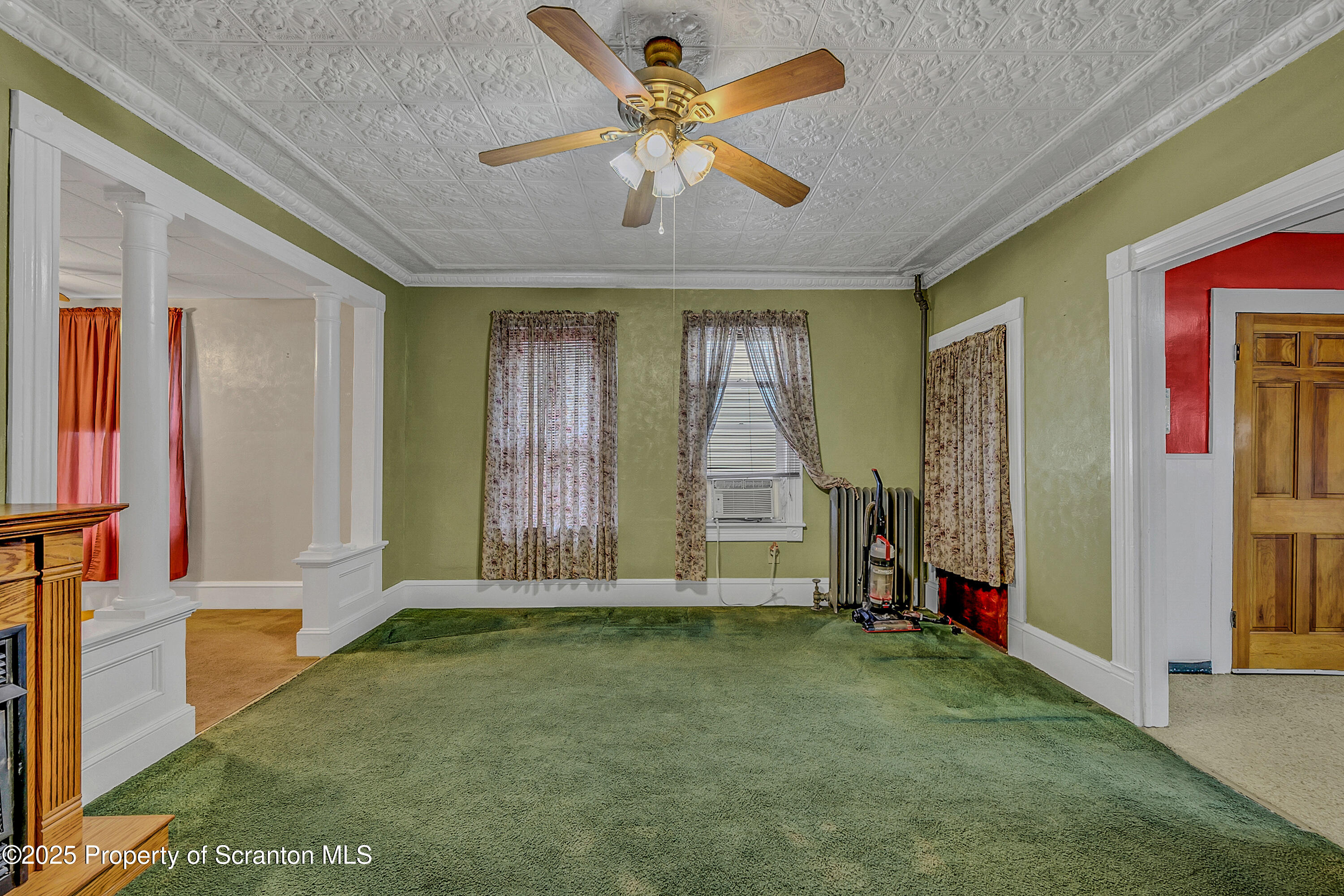 445 Leggett Street Scranton, PA 18508 - Photo 8 of 29 Living Room