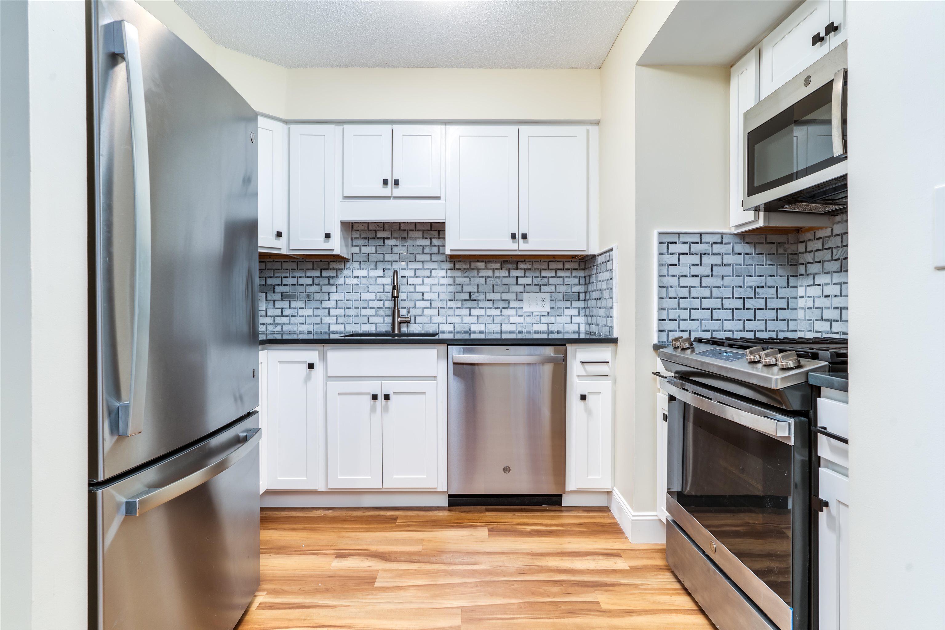 401 Spring Brook Circle Portsmouth, NH 03801 - Photo 2 of 21