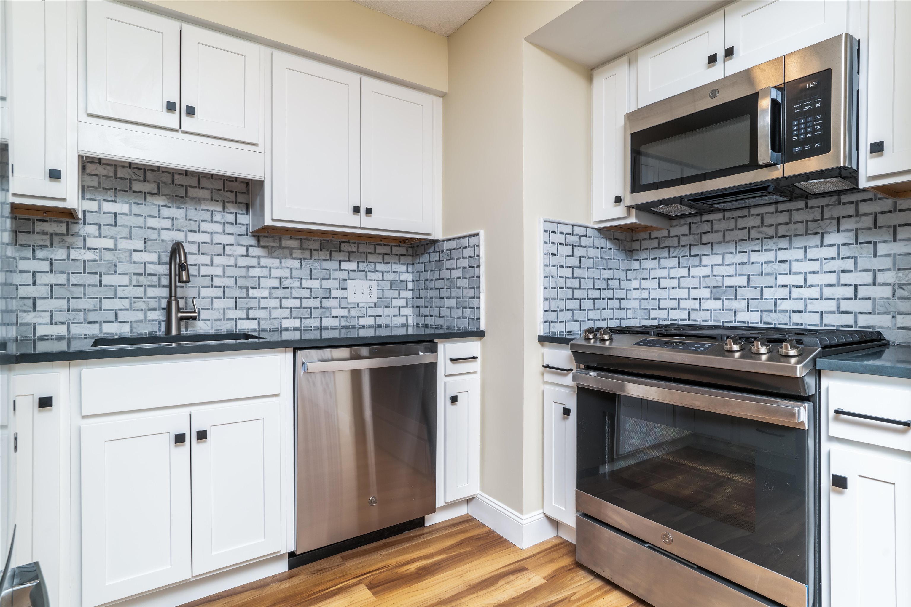 401 Spring Brook Circle Portsmouth, NH 03801 - Photo 3 of 21