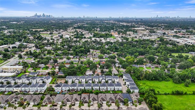 $347,500 | 422 Yale Oaks Lane, Houston, TX 77091