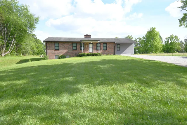 $384,500 | 13276 Old Baxter Road, Silver Point, TN 38582