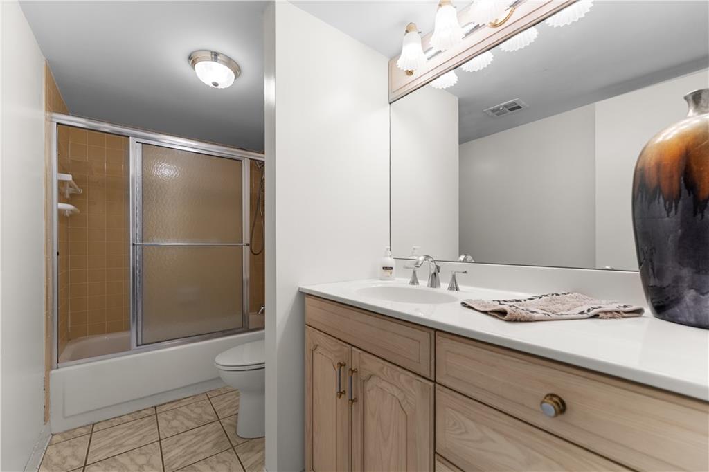 2160 Greentree Road, Unit 708W Pittsburgh, PA 15220 - Photo 15 of 30 Main Bath