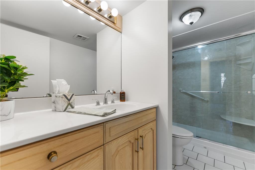 2160 Greentree Road, Unit 708W Pittsburgh, PA 15220 - Photo 20 of 30 Master Bath
