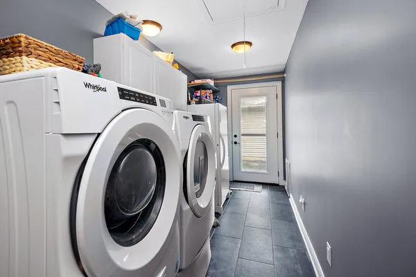 a view of entryway with washer and dryer
