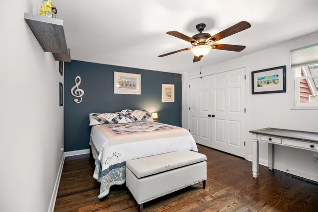 a view of entryway with washer and dryer