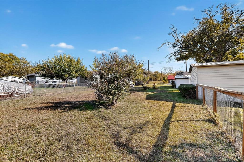 507 North Rusk Street Weatherford, TX 76086 - Photo 27 of 35 a view of backyard with green space