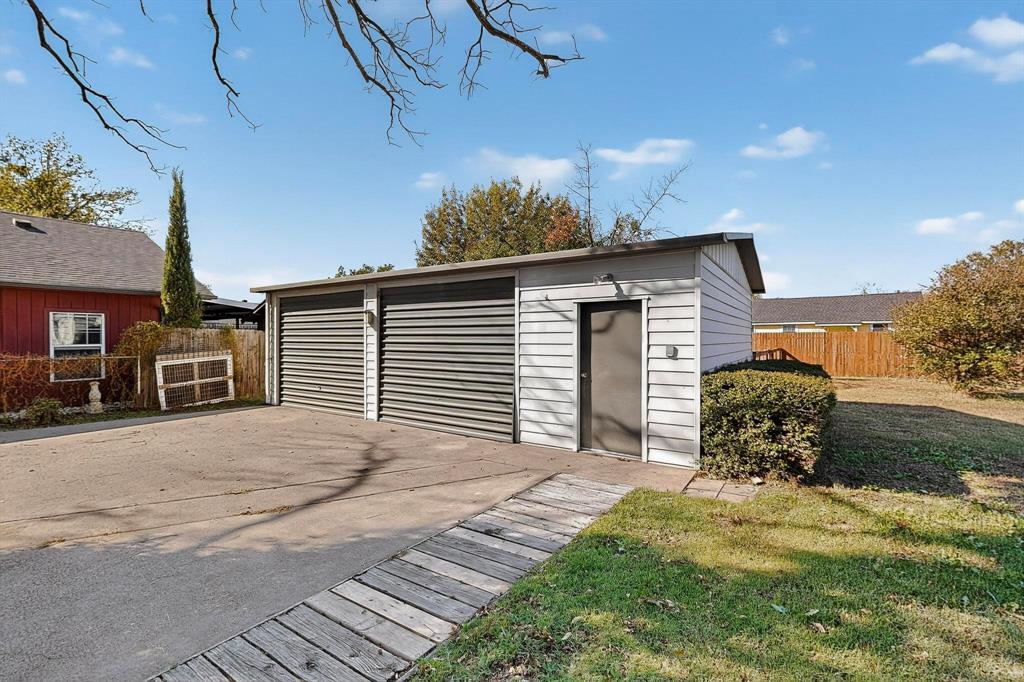 507 North Rusk Street Weatherford, TX 76086 - Photo 33 of 35 a front view of a house with garden
