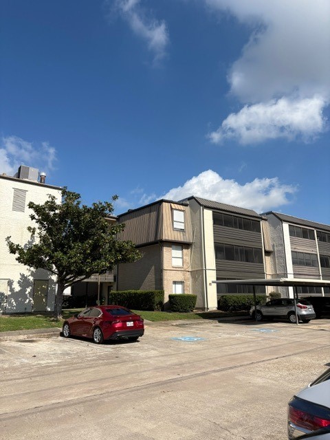 3055 Walnut Bend Lane, Unit 33 Houston, TX 77042 - Photo 18 of 18 View of the building