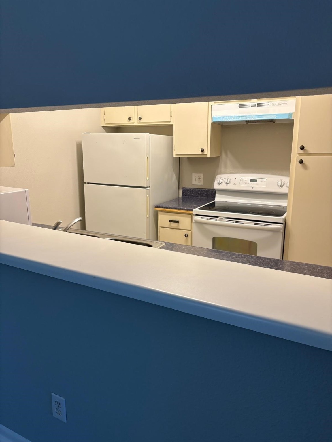 3055 Walnut Bend Lane, Unit 33 Houston, TX 77042 - Photo 9 of 18 Breakfast bar and a view of the kitchen