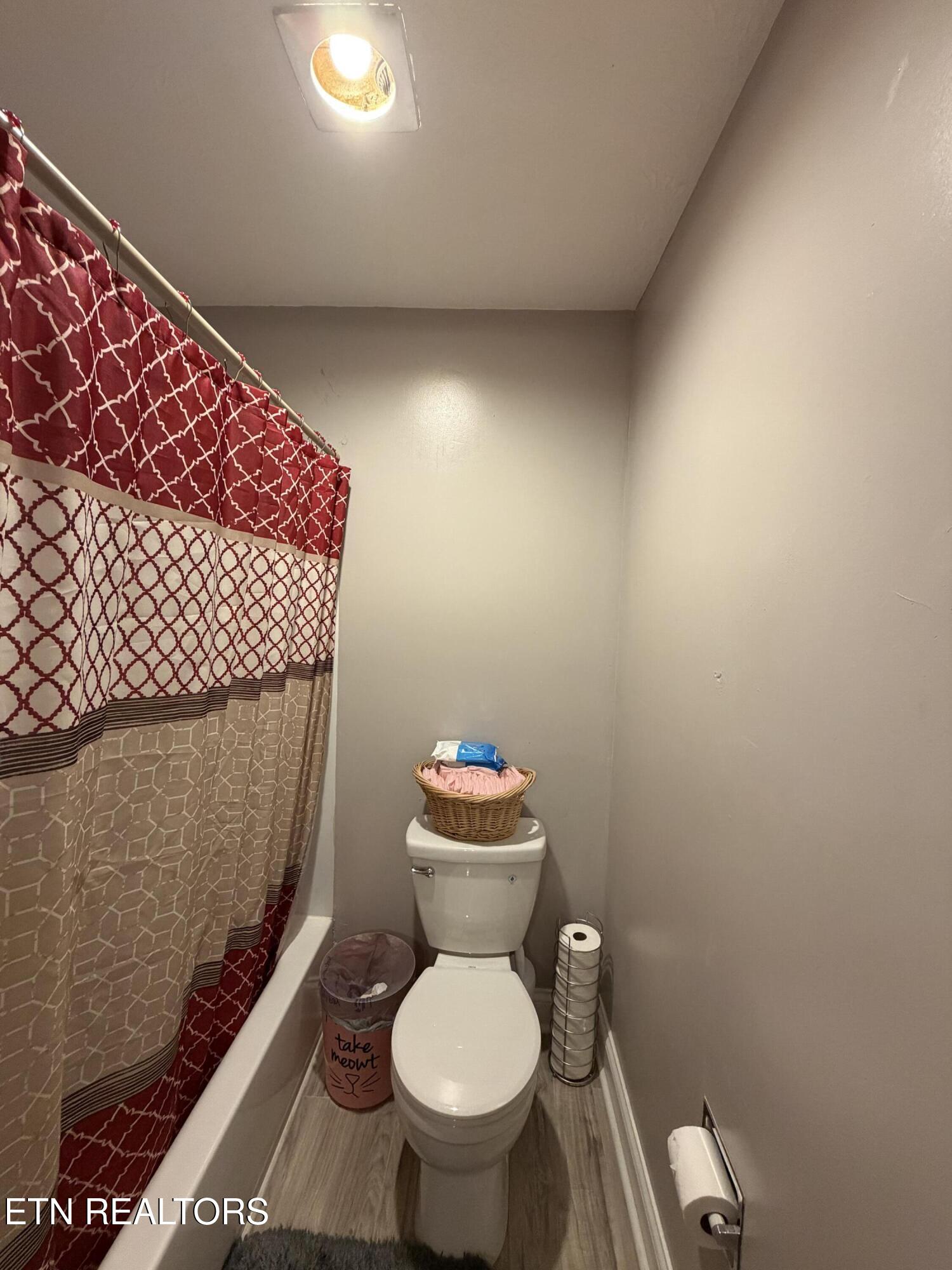 74 Valley Forge Drive Oak Ridge, TN 37830 - Photo 6 of 45 Suite Bathroom