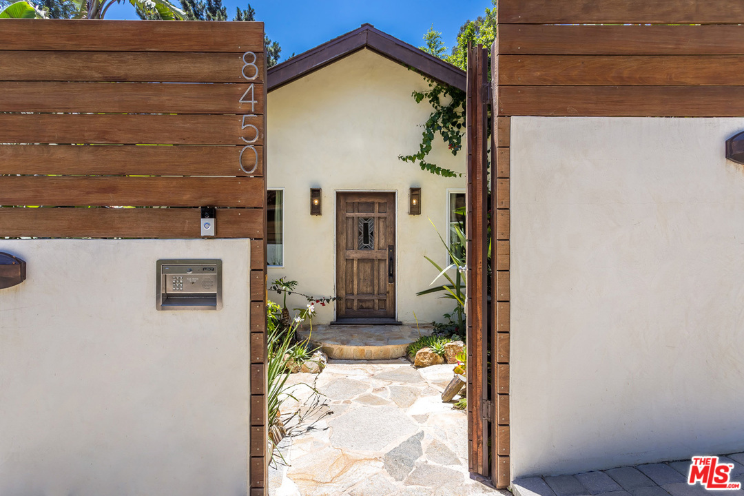 8450 Ridpath Drive Los Angeles, CA 90046 - Photo 14 of 54