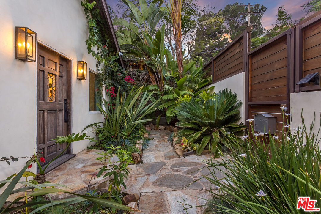 8450 Ridpath Drive Los Angeles, CA 90046 - Photo 15 of 54