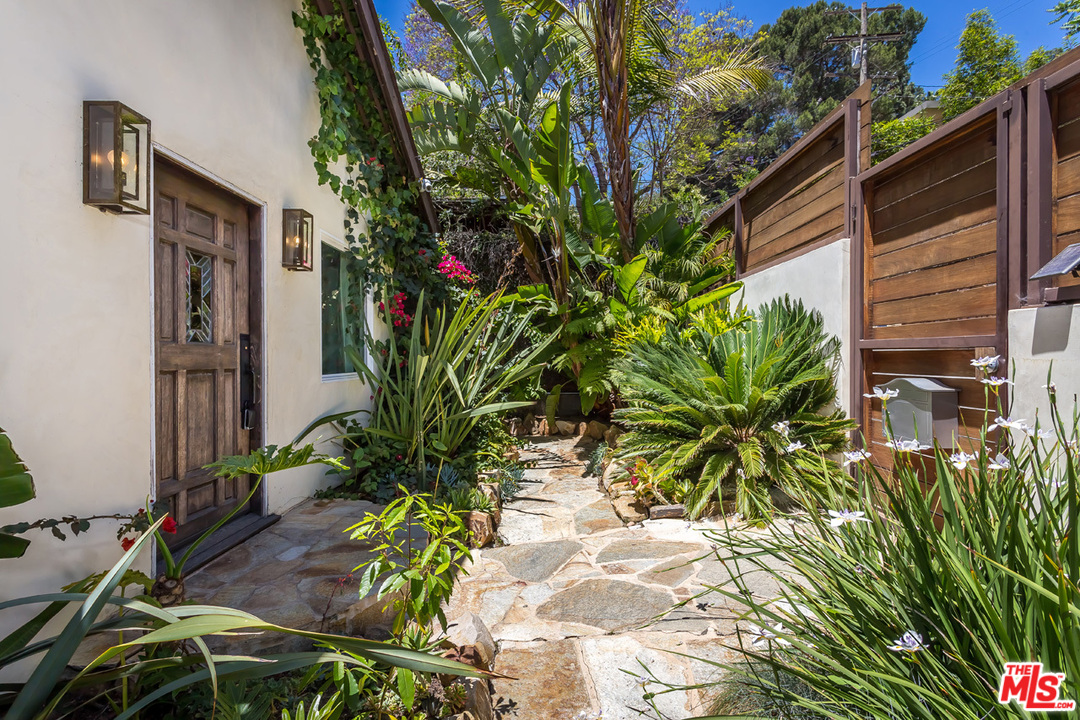 8450 Ridpath Drive Los Angeles, CA 90046 - Photo 17 of 54