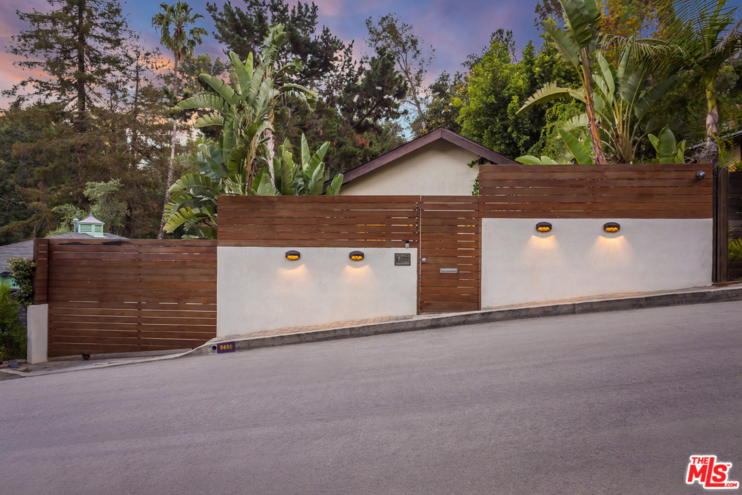 8450 Ridpath Drive Los Angeles, CA 90046 - Photo 3 of 54