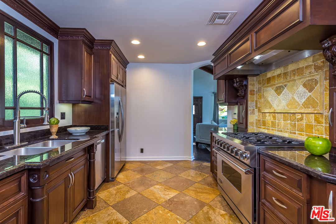 8450 Ridpath Drive Los Angeles, CA 90046 - Photo 24 of 54