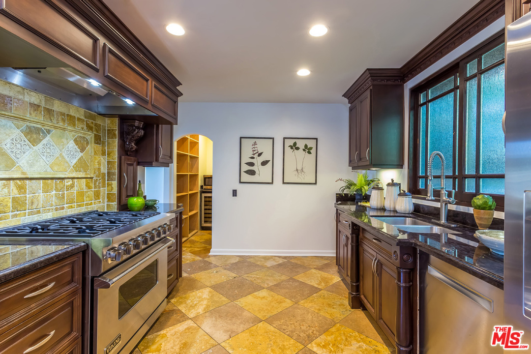 8450 Ridpath Drive Los Angeles, CA 90046 - Photo 26 of 54