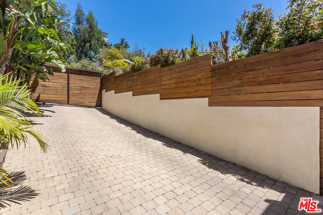 8450 Ridpath Drive Los Angeles, CA 90046 - Photo 4 of 54