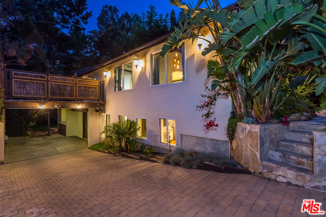 8450 Ridpath Drive Los Angeles, CA 90046 - Photo 7 of 54