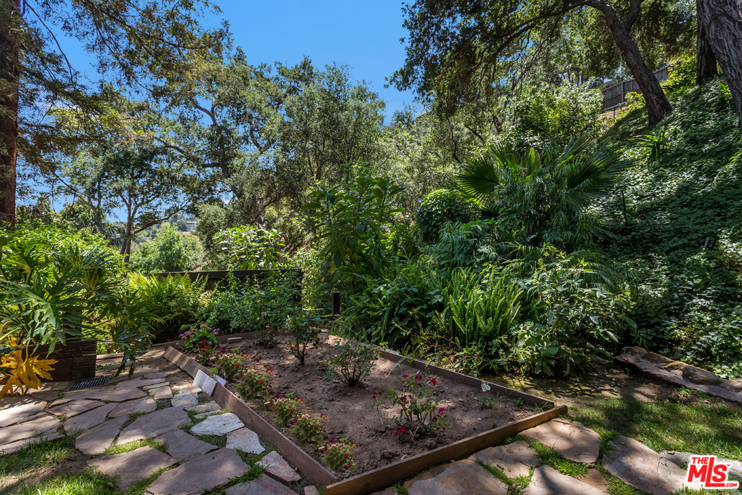 8450 Ridpath Drive Los Angeles, CA 90046 - Photo 8 of 54