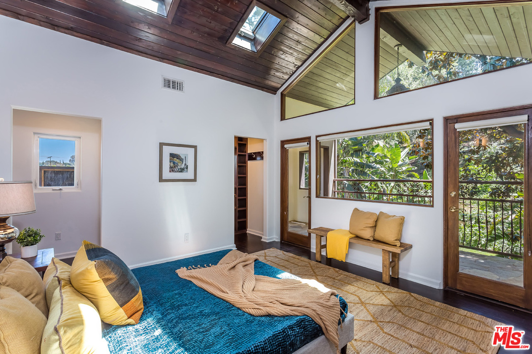 8450 Ridpath Drive Los Angeles, CA 90046 - Photo 9 of 54