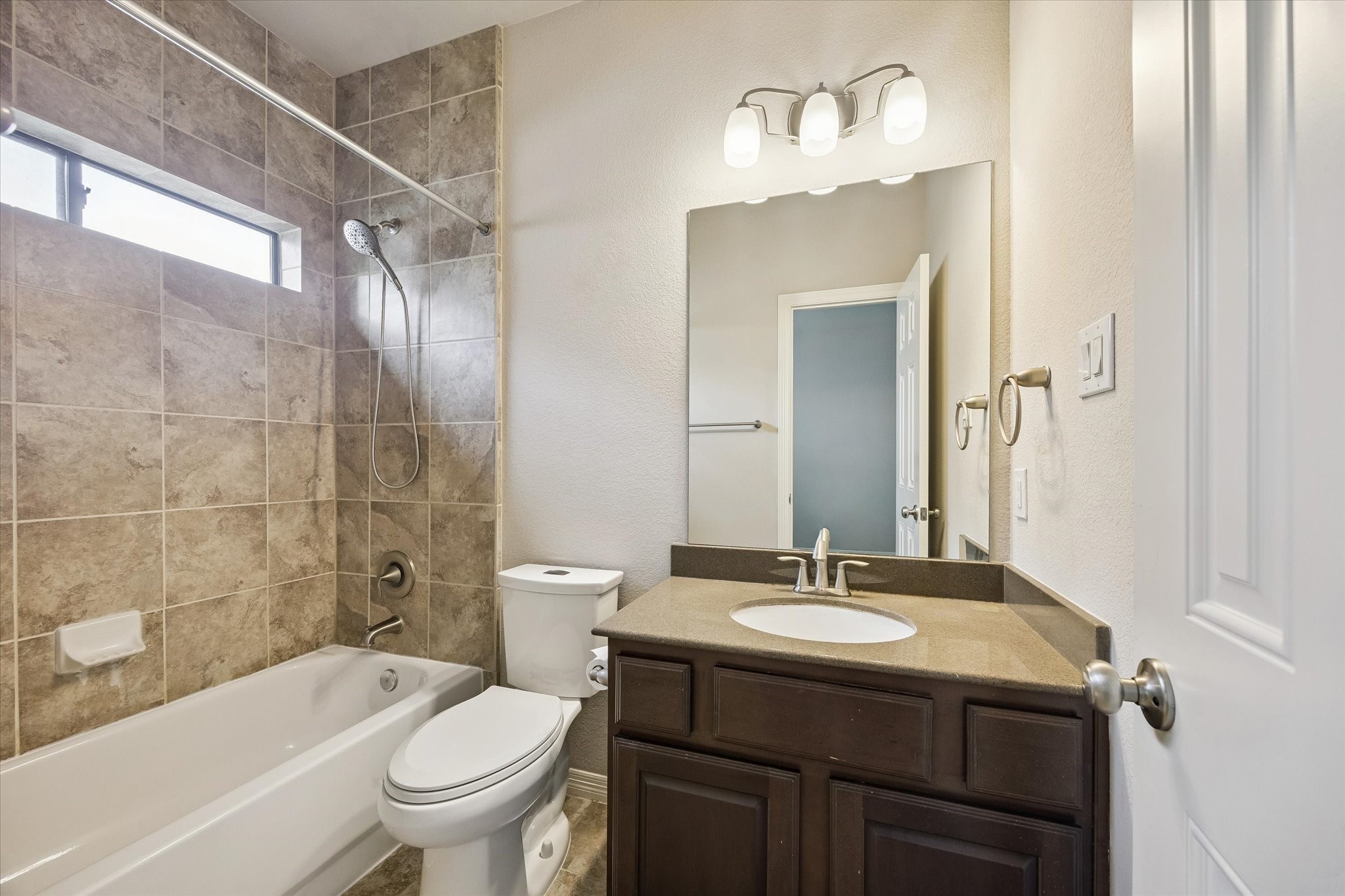 3002 Soutine Street Houston, TX 77021 - Photo 14 of 22 Ensuite full bath in the guest suite on the 3rd floor