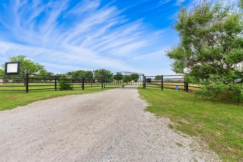 8085 Jackson Road Krum, TX 76249 - Photo 25 of 38
