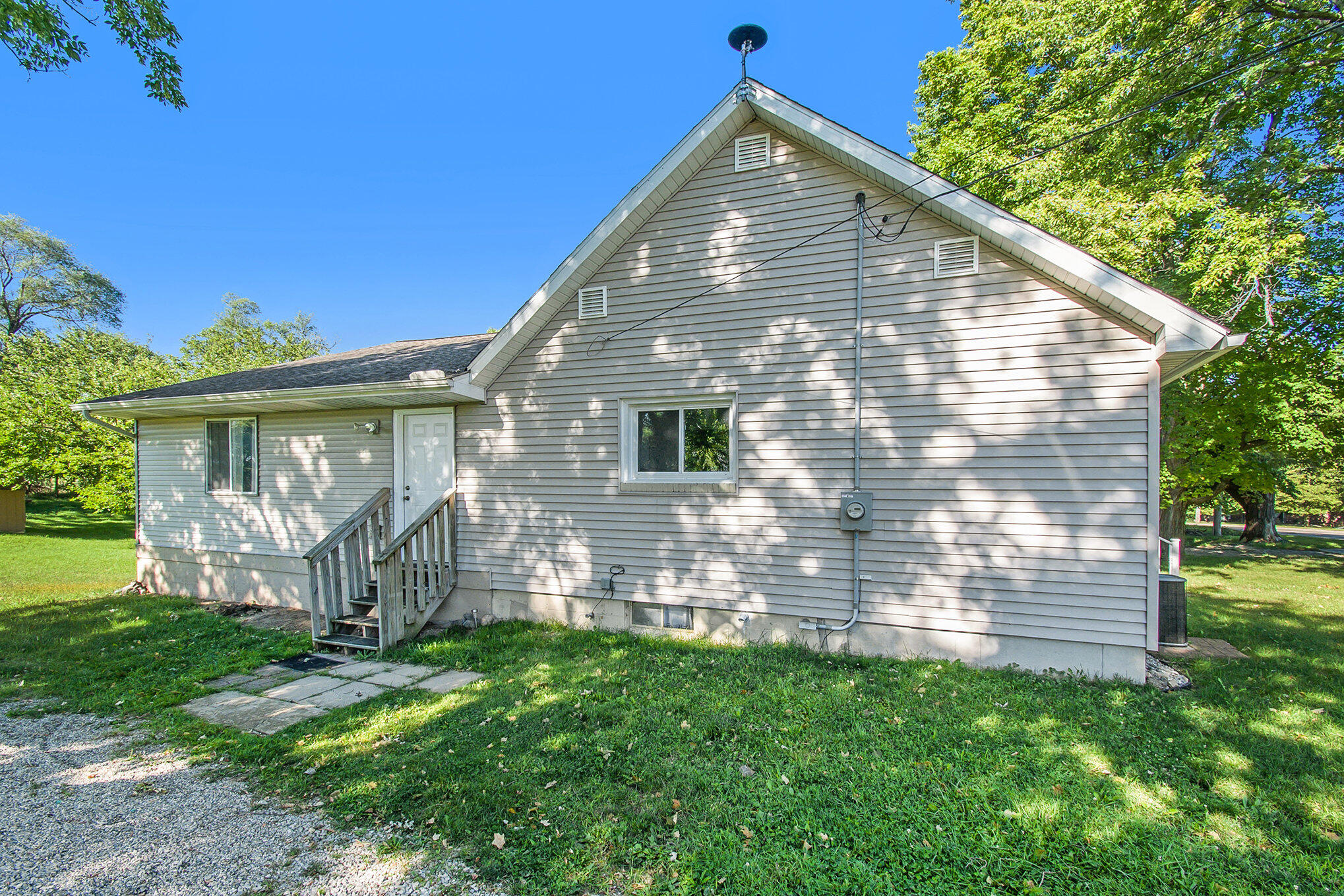 1834 East Cavanaugh Road Lansing, MI 48910 - Photo 4 of 37 001_ndp4813