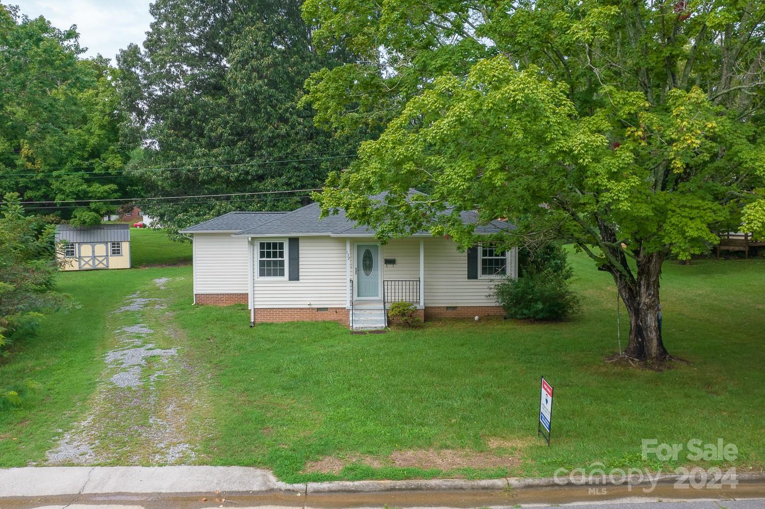 139 34th Street Northwest Hickory, NC 28601 - Photo 4 of 14