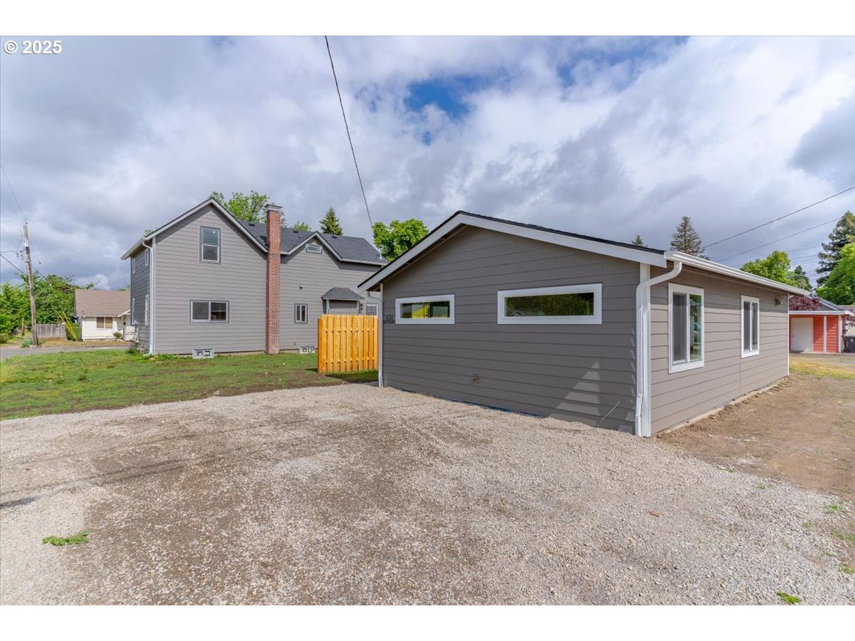 494 17th Street Northeast Salem, OR 97301 - Photo 4 of 44 a house with a outdoor space
